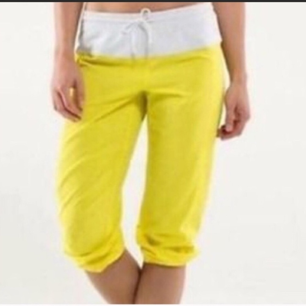 Lululemon Yellow White Step Lively Crop B2.